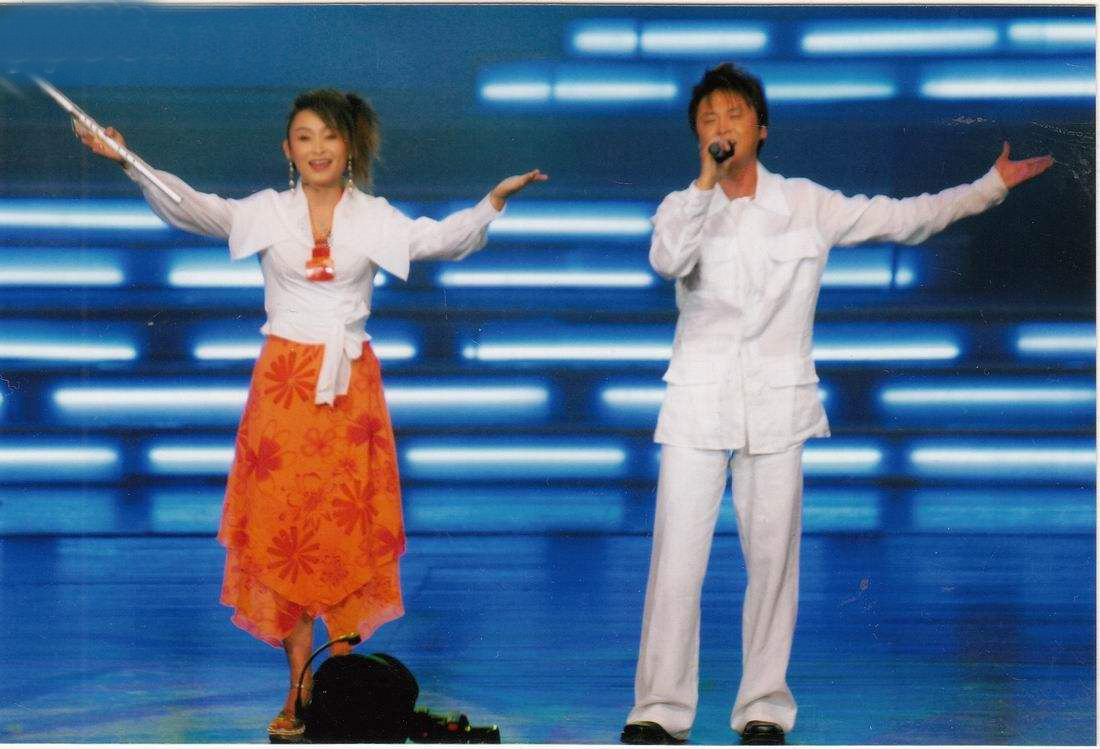 歌坛伉俪冯晓泉与曾格格：“421家庭”的幸福与烦恼