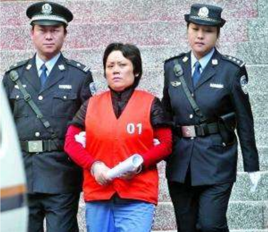 2009年，“重庆谢姐”被判18年罚金102万，曾包养16名小鲜肉玩乐