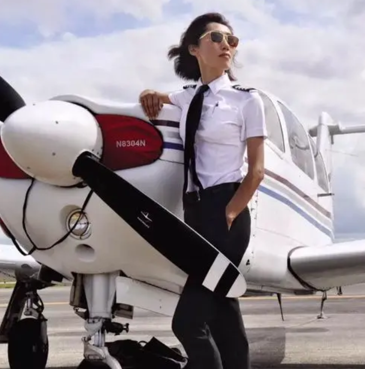 重庆女孩大二退学，35岁离婚，37岁卖房学飞行，43岁环球单飞成功