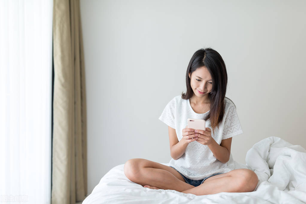 精华液到底是早上用还是晚上用？护肤刚需功课，女性养肤保命指南