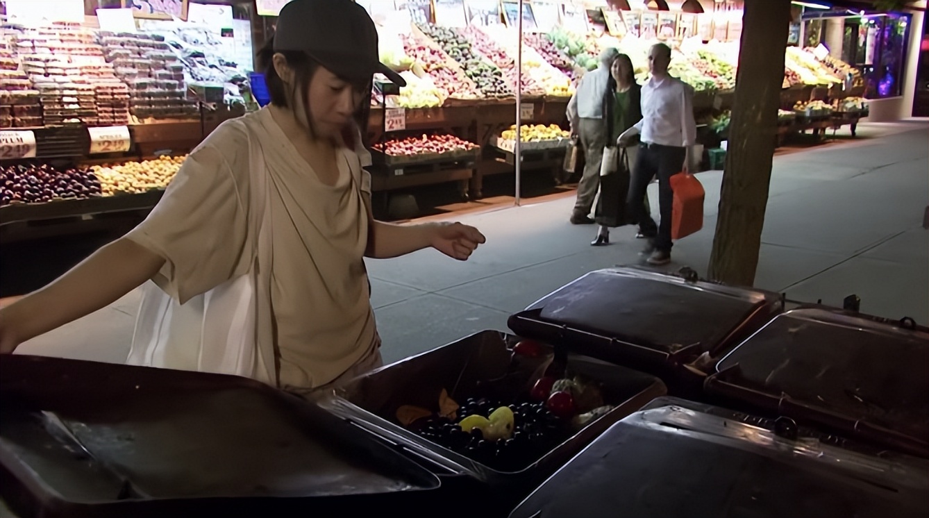 哈佛毕业女白领：20年不买内衣，厕纸晾干重复用，在纽约买套房