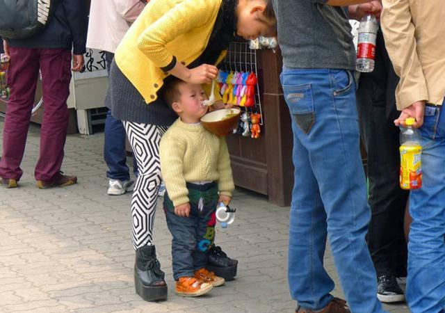 孩子吃饱了大人还喂会有什么后果？娃一顿吃多少，家长心里要有数