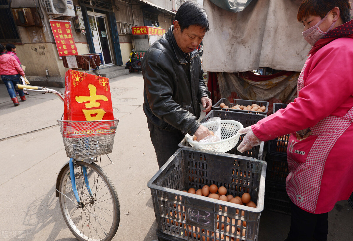 鸡蛋价格持续高涨，蛋价快赶上肉价了？“鸡蛋自由”能实现吗