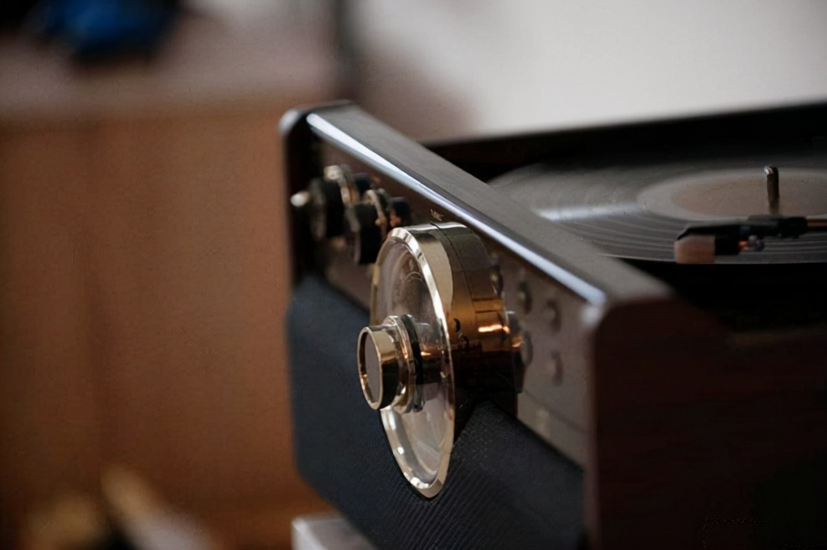 2004年，五旬老汉“易容”，骗财骗色22岁女大学毕业生