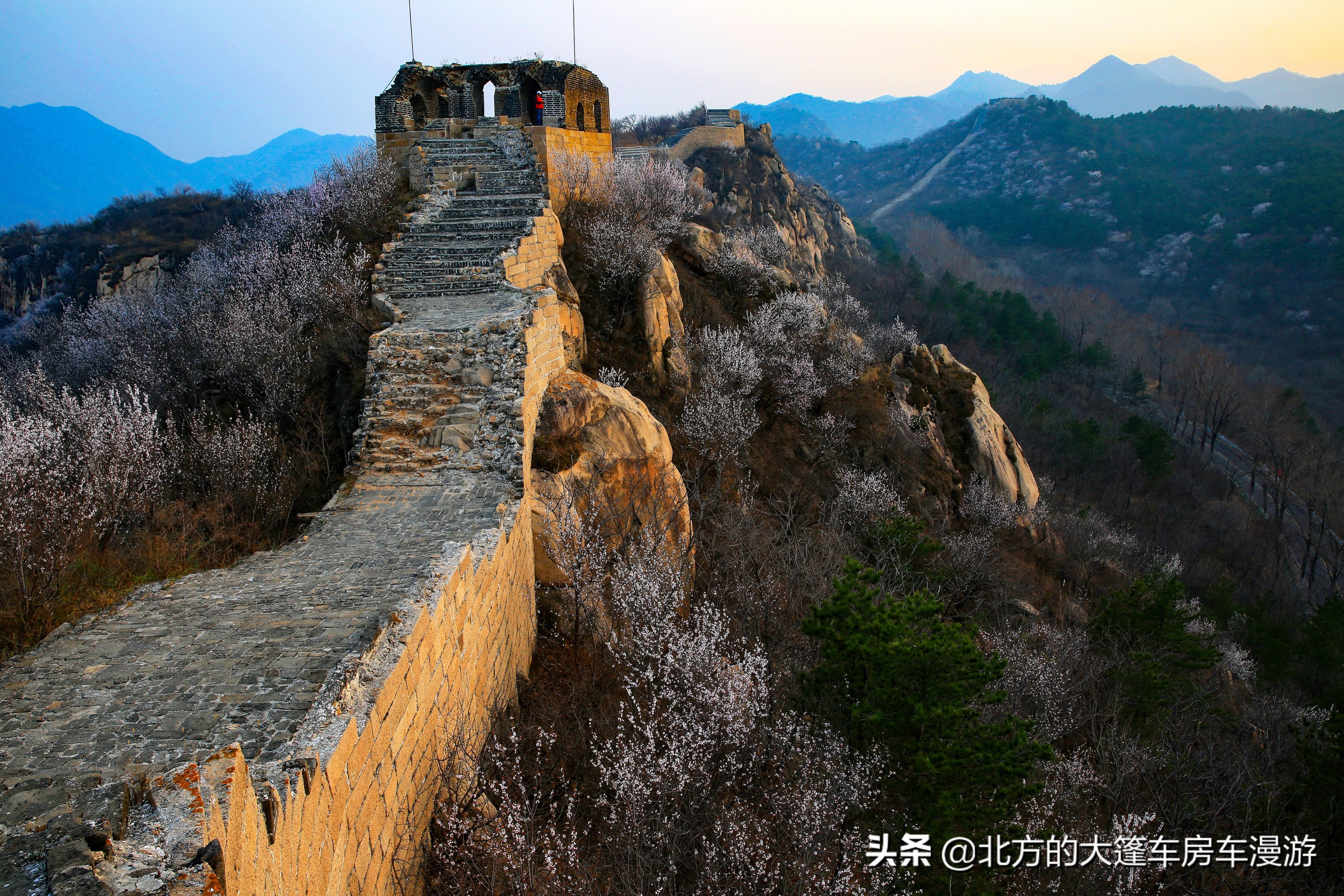 走过北京春天最美的盘山公路去那山桃花盛开的地方——龙泉峪长城