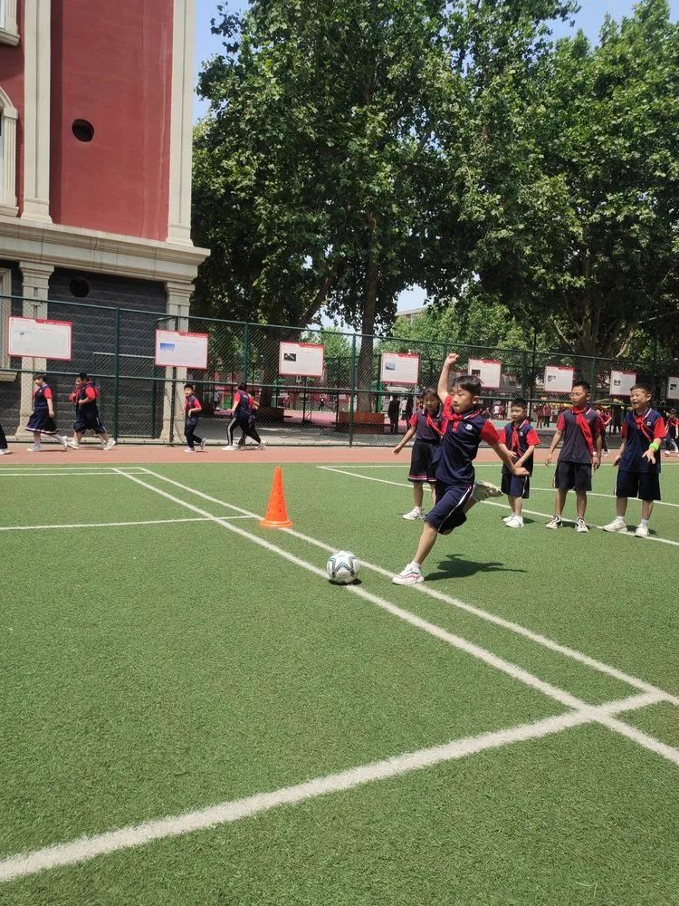 足球场景图二年级(足球点亮希望，少年舞动梦想——记联邦小学二年级足球比赛)