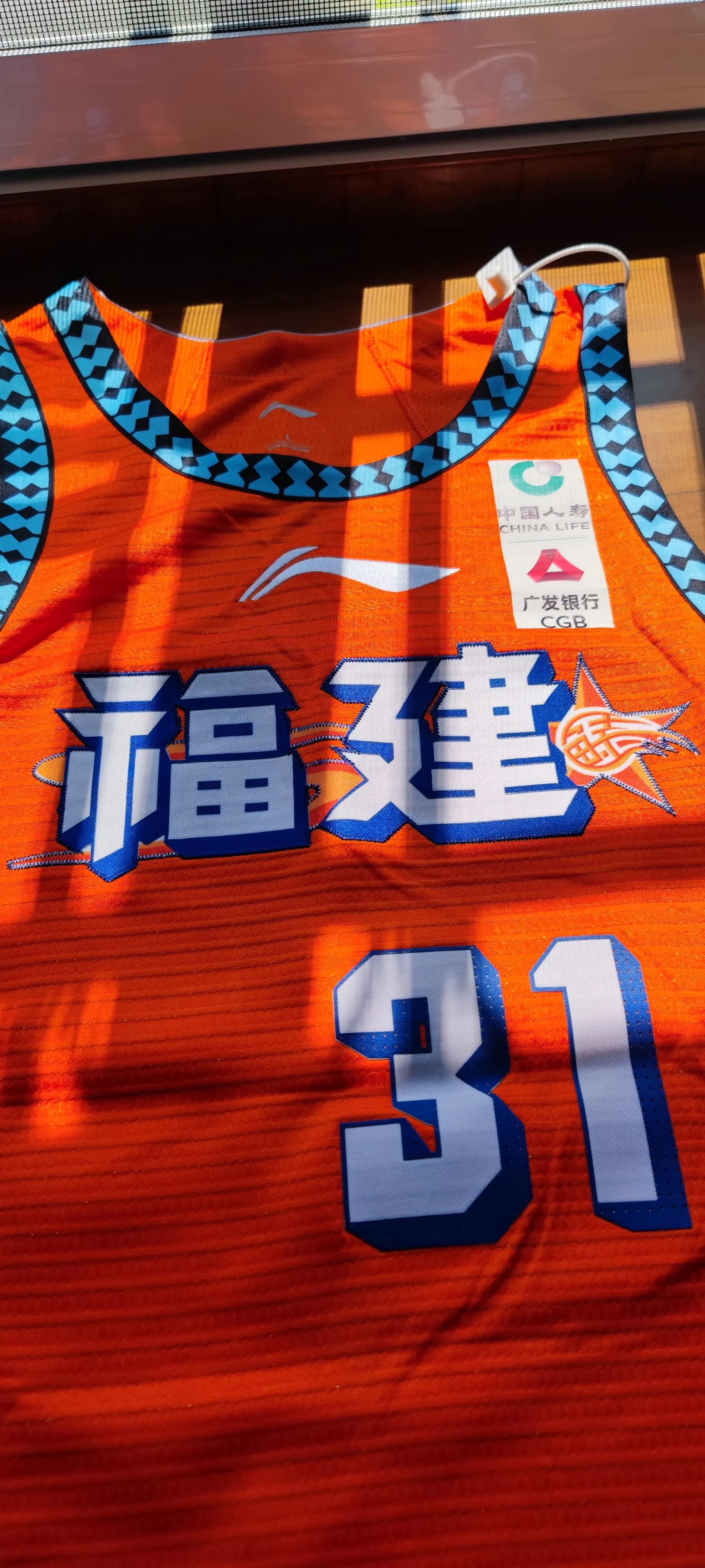 cba球迷衣服哪个好看(cba福建队中文球衣球迷,球员版对比)