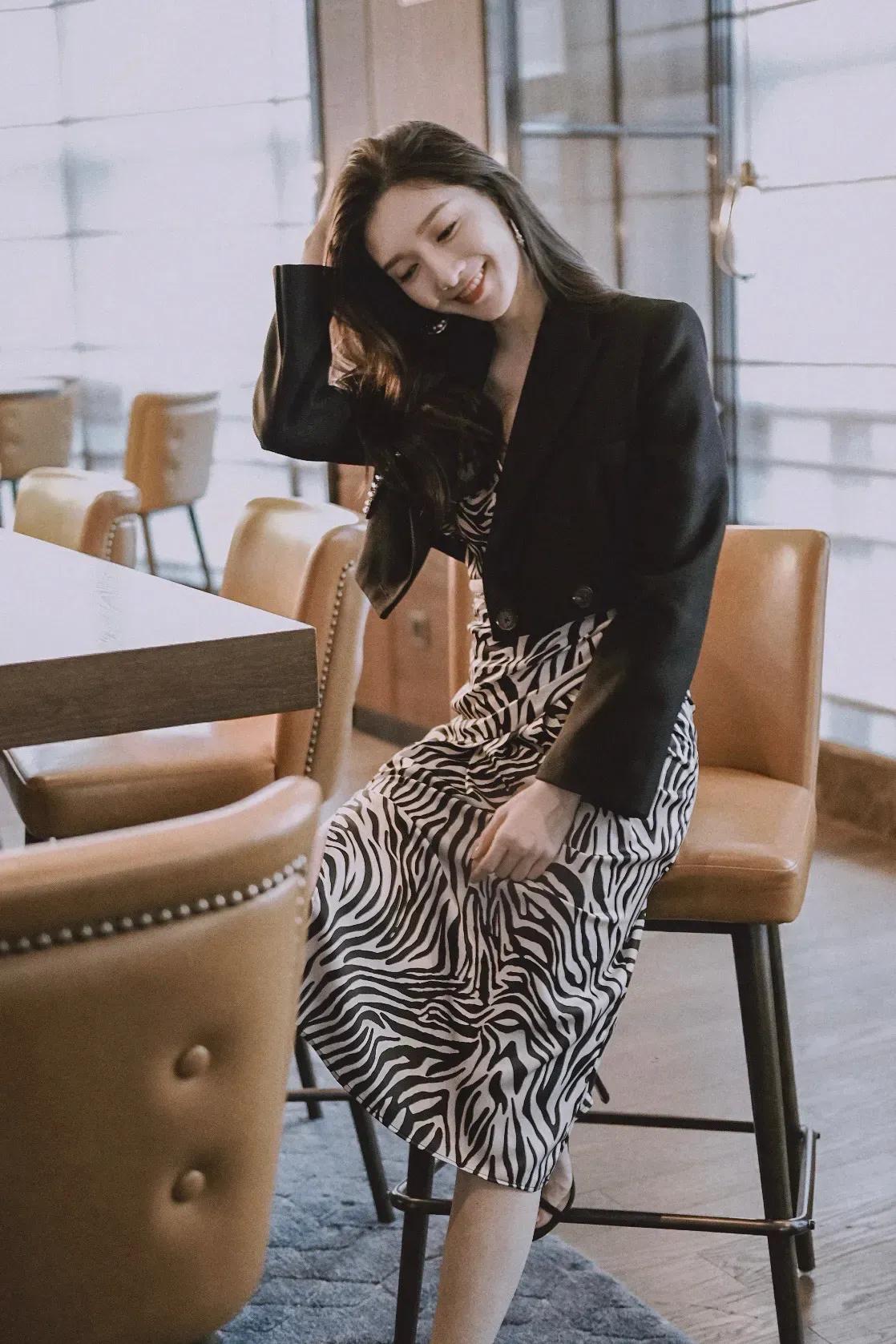 江疏影短西装搭配长裙，干练又霸气