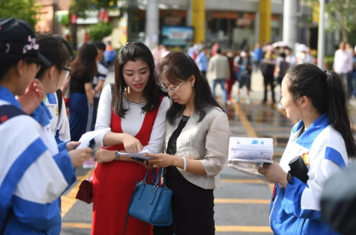“连呼吸都有错”，高三学生的家长有多卑微？老师直言看着都心酸
