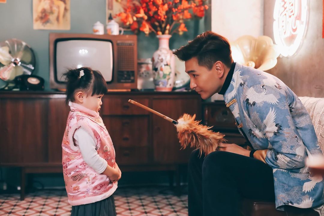 陈展鹏一家三口穿亲子装贺年 父女俩演出「开年剧」