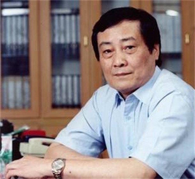 每年赚上亿利息，却穿廉价衣服舍不得坐飞机，首富请他吃饭都不去