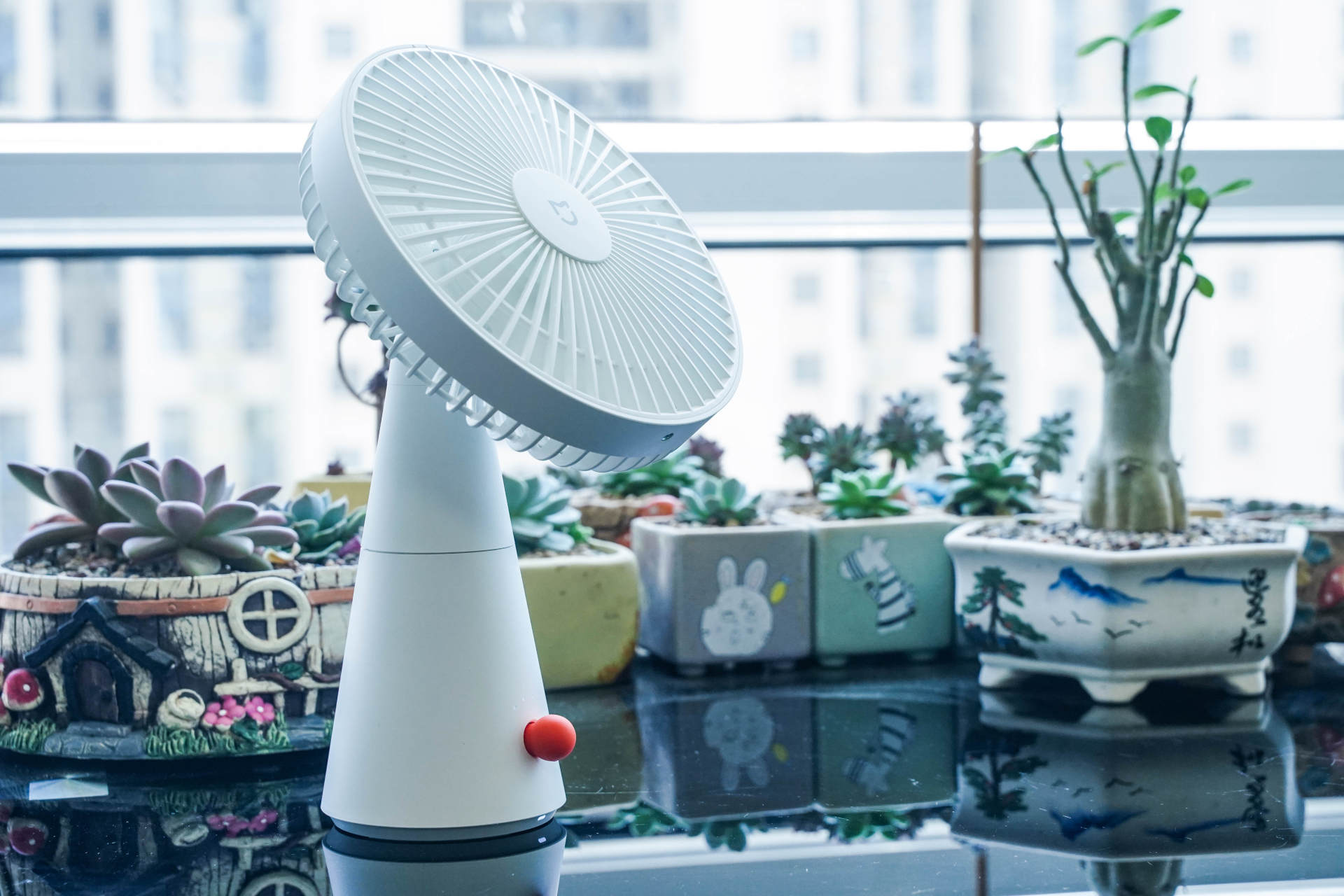 小巧便携还静音。入手米家桌面移动风扇，享受清凉一夏
