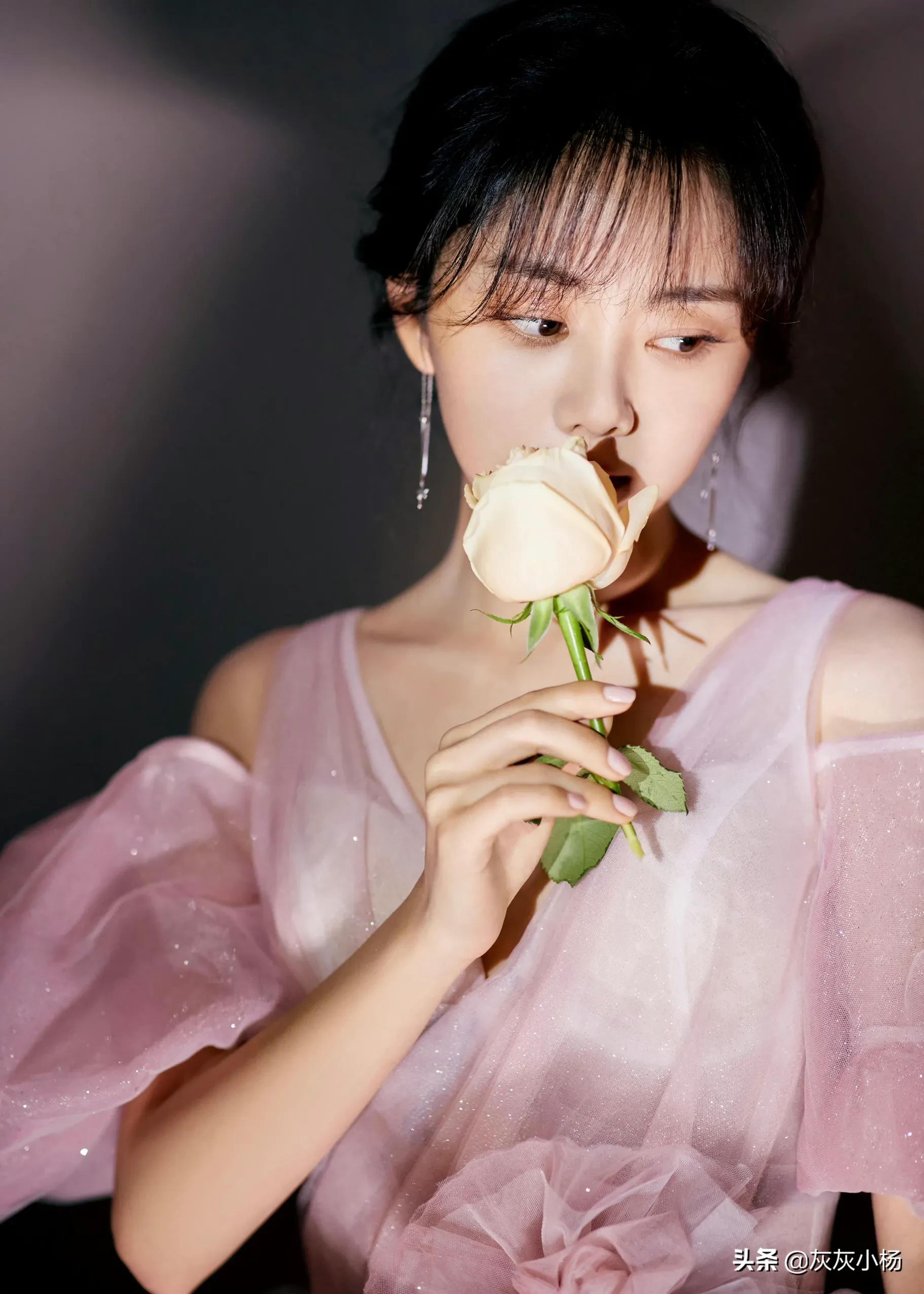 谭松韵，长裙娃娃脸，甜美可爱