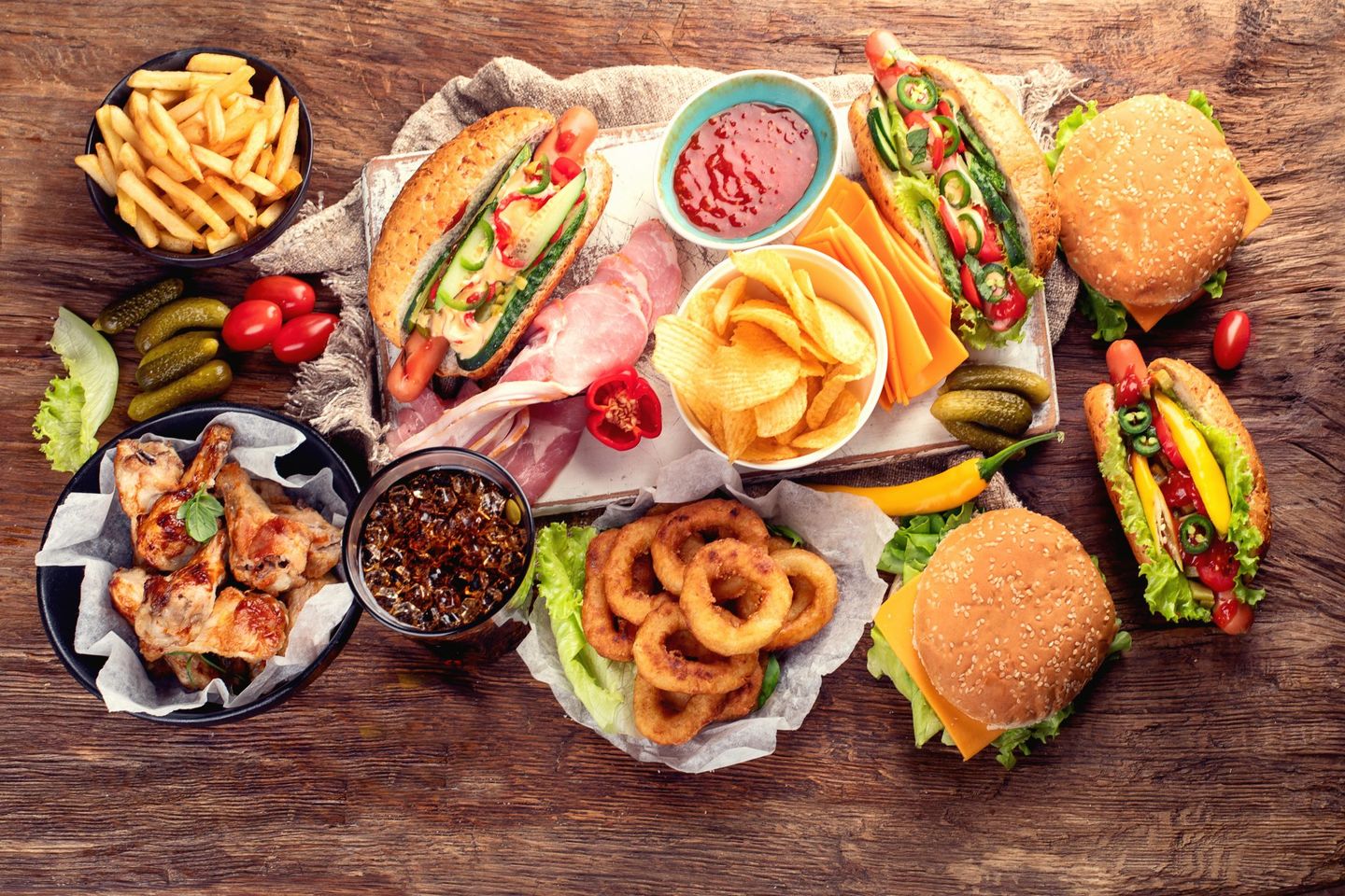 一桌子的典型美国美食,几乎全都是高脂肪高热量的食物
