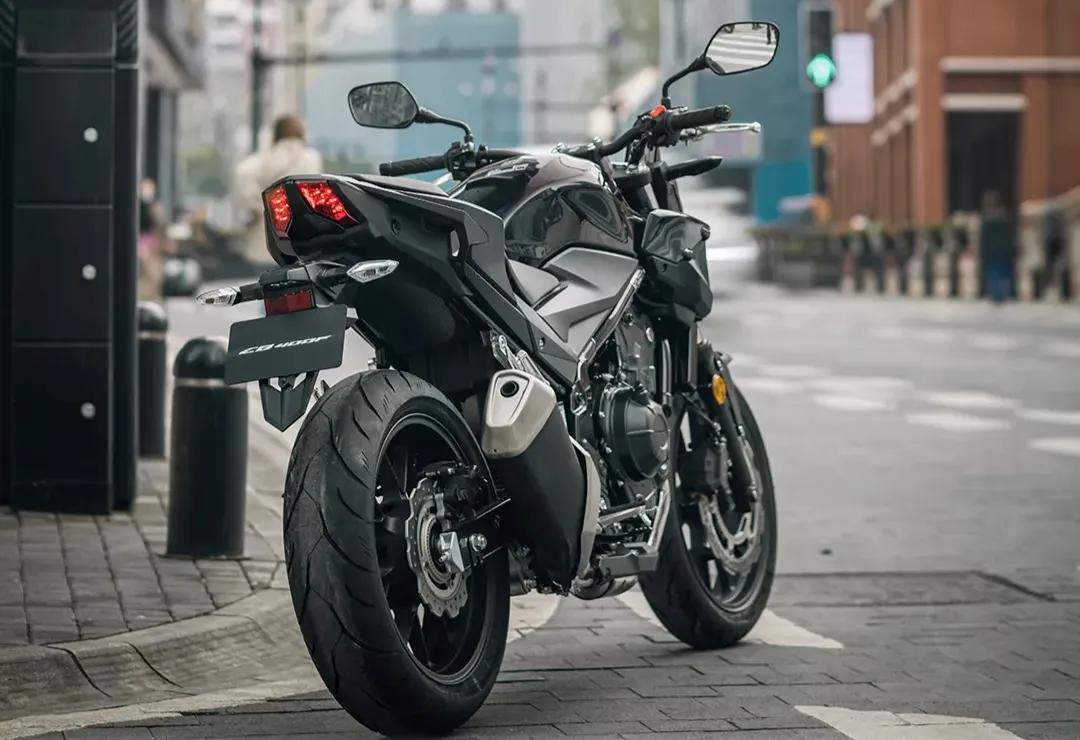 本田cb400系列新款上市,老款开始促销,虽然是玩套路但还是很香