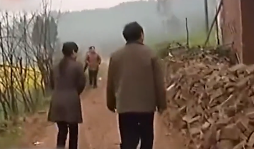 2012年，四川女大学生被关猪圈17年，亲生父亲为何原谅凶手？