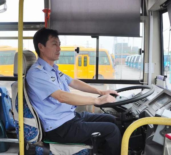 公交司机工资多少一个月？盘点公交车司机工资待遇情况-第1张图片