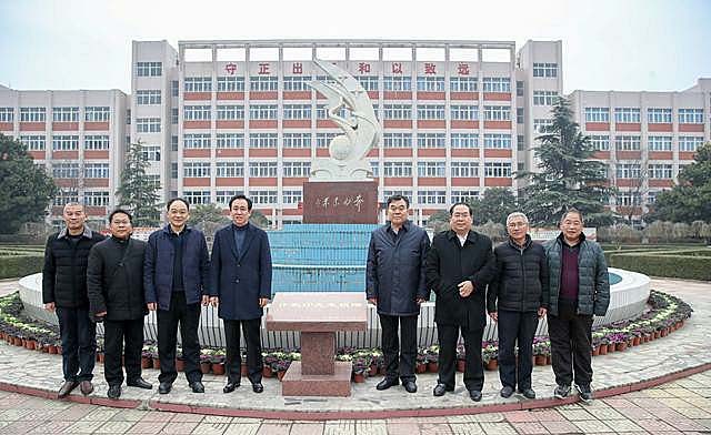老师给小伙20元学费，40年后他发现恩师贷款买房：把买房费用全免