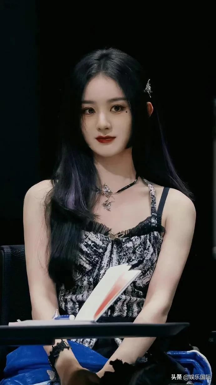 赵丽颖暗黑造型获赞 公主切配浓妆酷飒十足