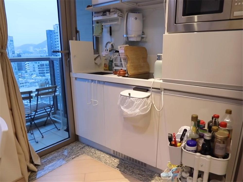 一对香港26岁小夫妻，住进19㎡双阳台“纳米楼”，蜗居真的太逼仄