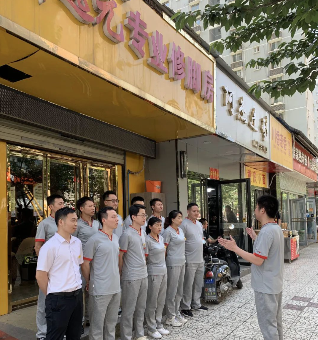 年赚76亿，逼走老字号！比文峰还土的修脚店，凭什么这么火？