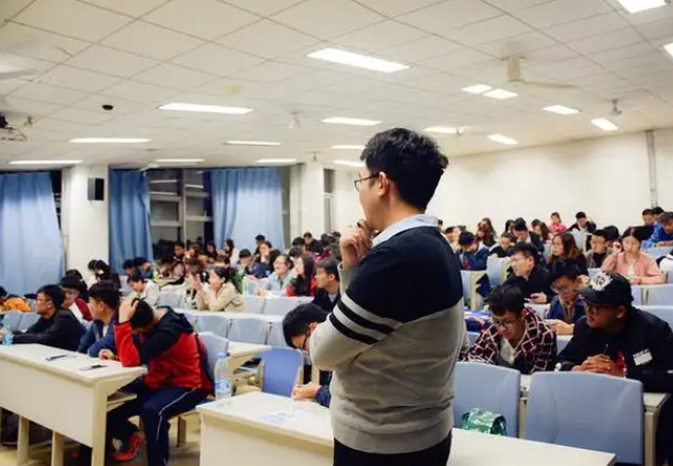 北大博士入职深圳大学7年，月薪3000开不起网课，网友直言不敢信