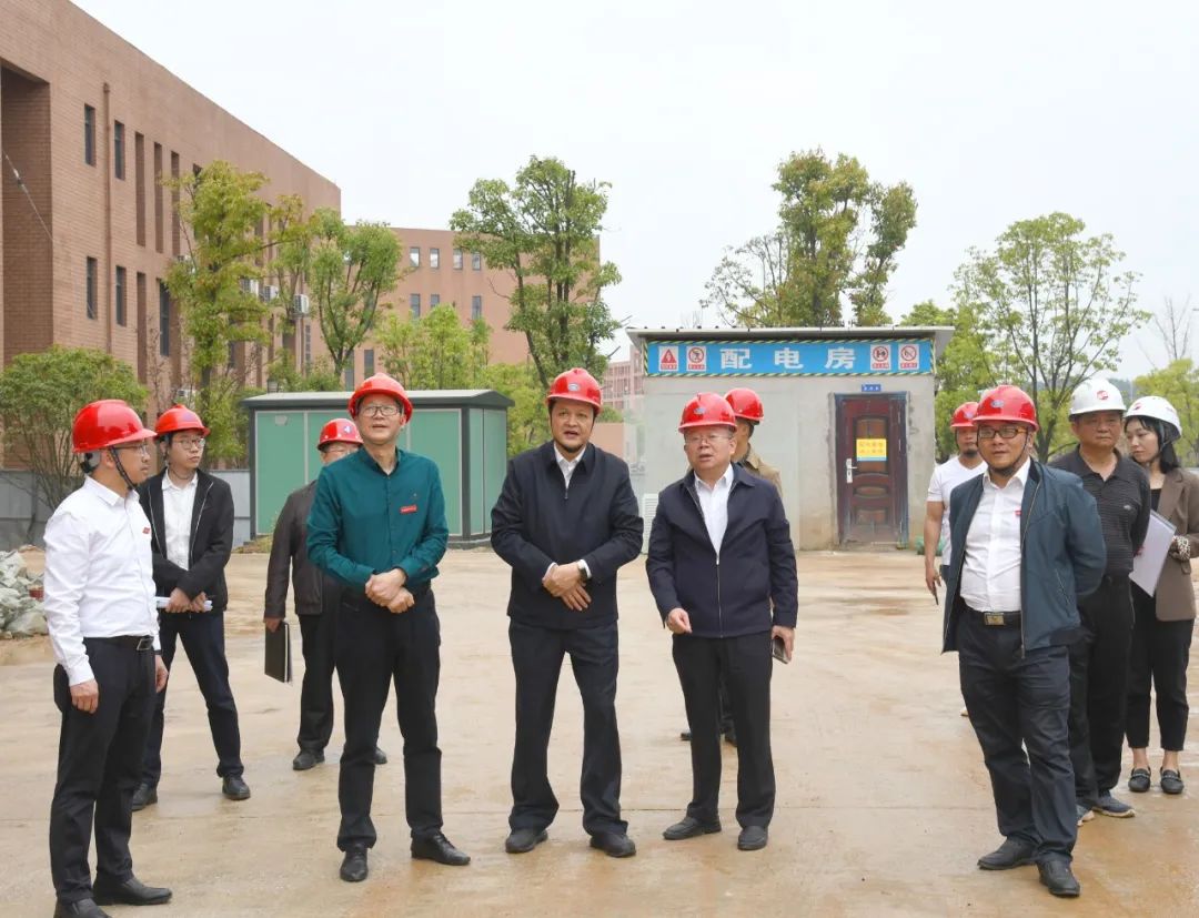 李万千在怀化师范高等专科学校调研时指出 坚持学生主体地位教师主导作用 在正确办学方向中推动学校发展