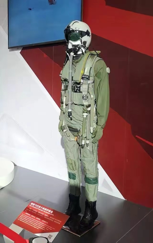 除了飞行头盔,飞行员身穿的那一身飞行服装也对他们的驾驶起到帮助