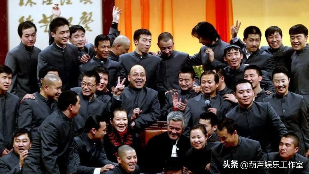 赵本山丈母娘罕见曝光，十多人前呼后拥阵容强大