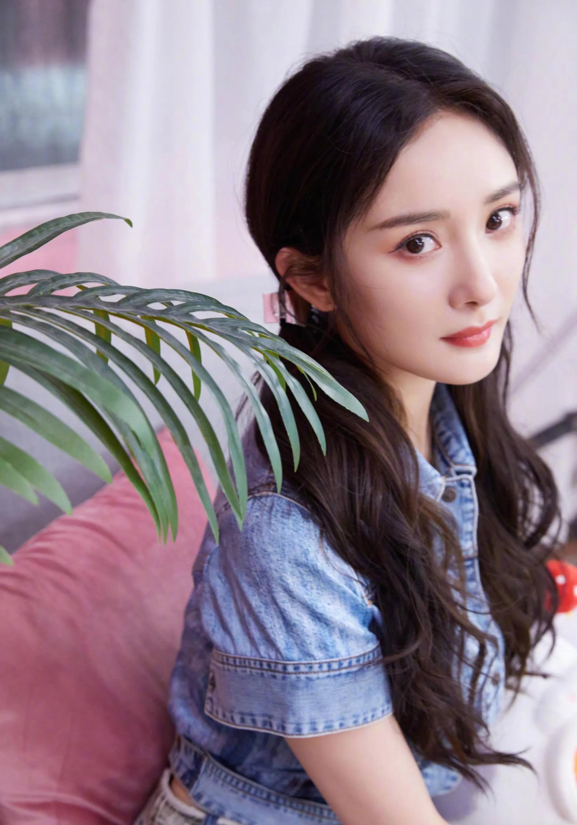 杨幂双尾麻花辫少女风—清新装扮，青春靓丽，俏皮灵动