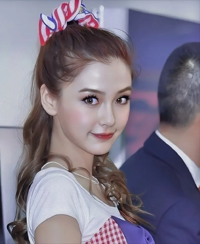 “考古”女星罕见18岁青涩照，刘亦菲太甜了，宁静好野