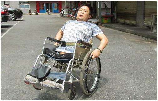 “半截人”彭水林：身体因车祸只剩78厘米，“重生”后回报社会