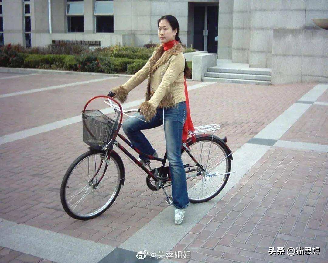 从芙蓉姐姐到凤姐，华丽蜕变的背后是中国女性与命运的抗争