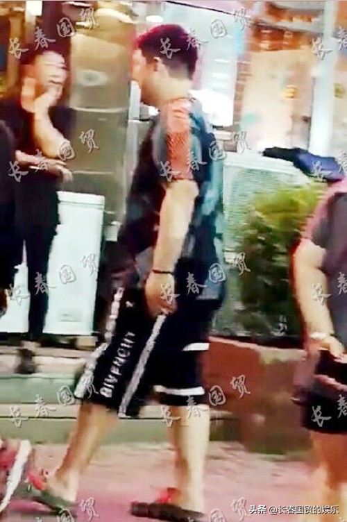 赵本山25岁儿子近照曝光，穿着随意吃烧烤，前呼后拥排场大