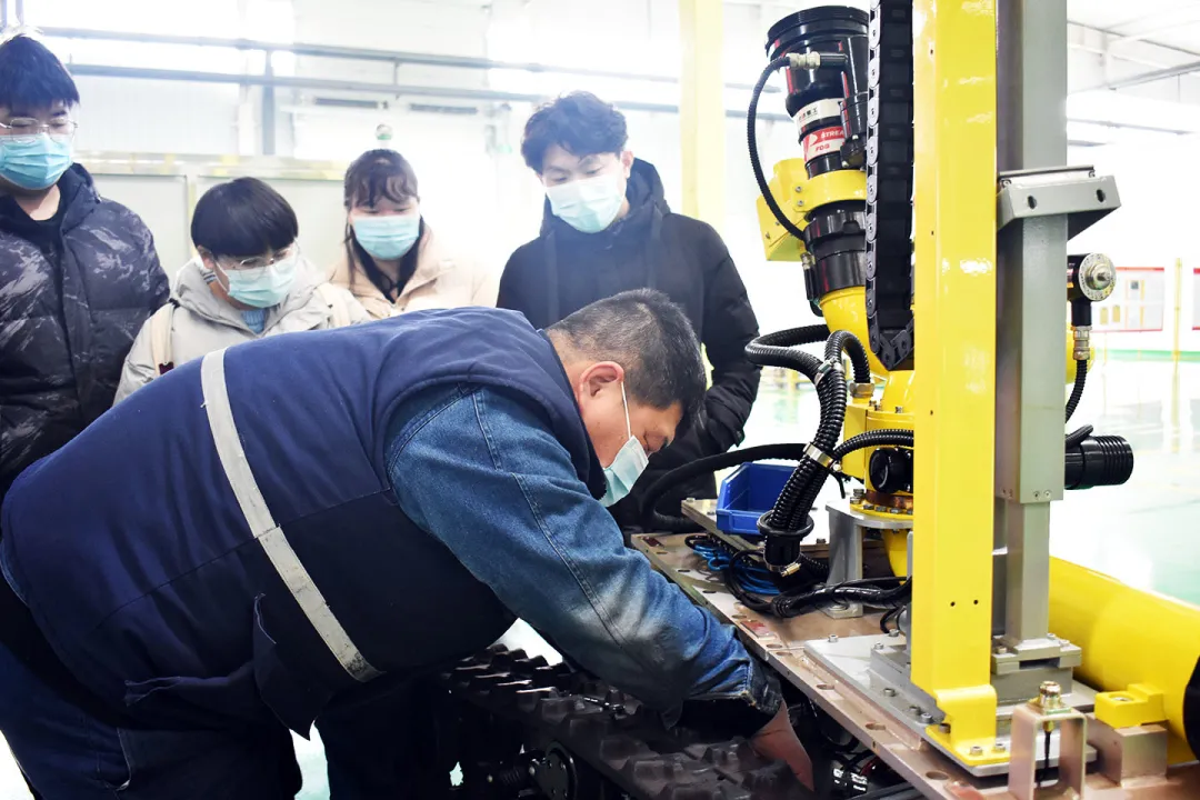 中国矿业大学机电学院机器人工程系师生莅临鑫科机器人参观学习