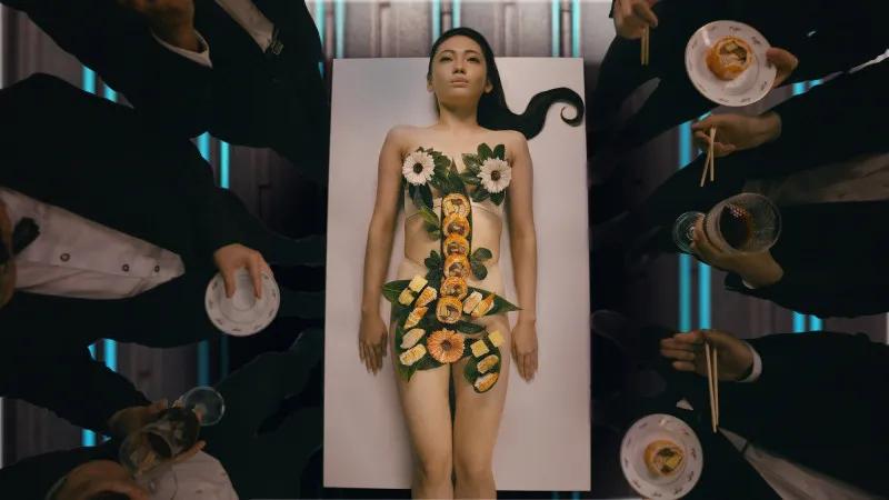 身价上亿的珠宝商砸800万当歌手拍“女体寿司”MV只赚了32元