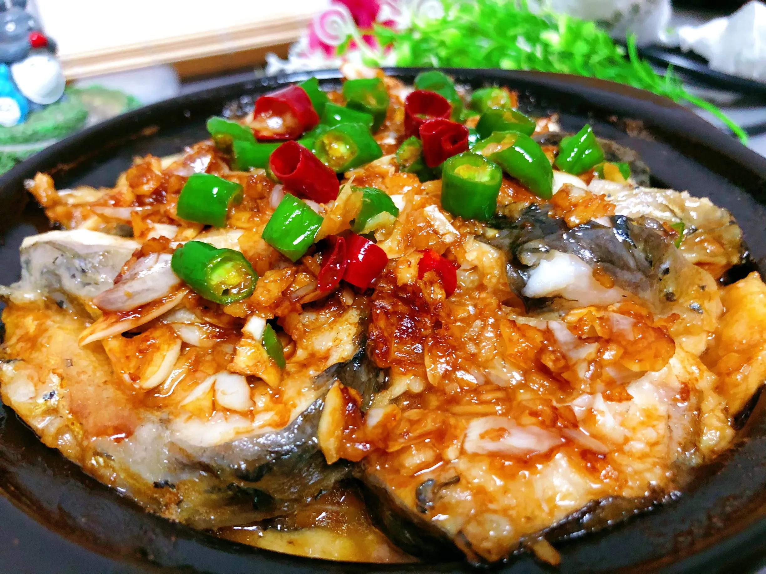 然后放入茄子铺平(4)鱼肉腌制好后,放进锅里煎一下,一面煎1分钟盛出来