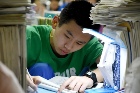 北大毕业的老师，却不愿给北大的学生上课？暴露学霸真实上课状态