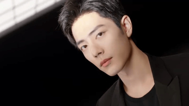 YSL代言人肖战真帅啊，简约黑色西装，俊逸潇洒姿态比夜色更迷人