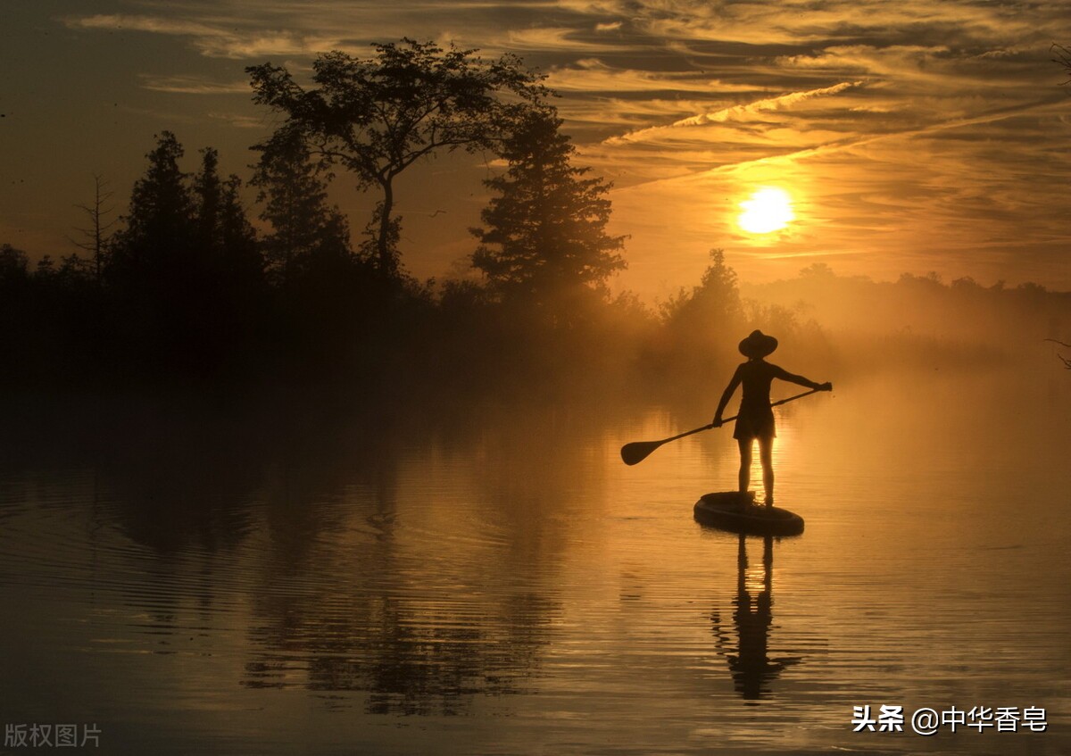 松烟入墨皂在船浆的划动下，黄昏中江面洗涤掉污垢，送去沉稳平和