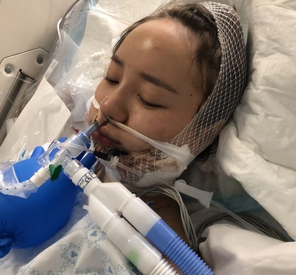 COS纯欲舞娘洛丽塔大哥手上的纹身没了，又变漂亮了！-哪边嗨