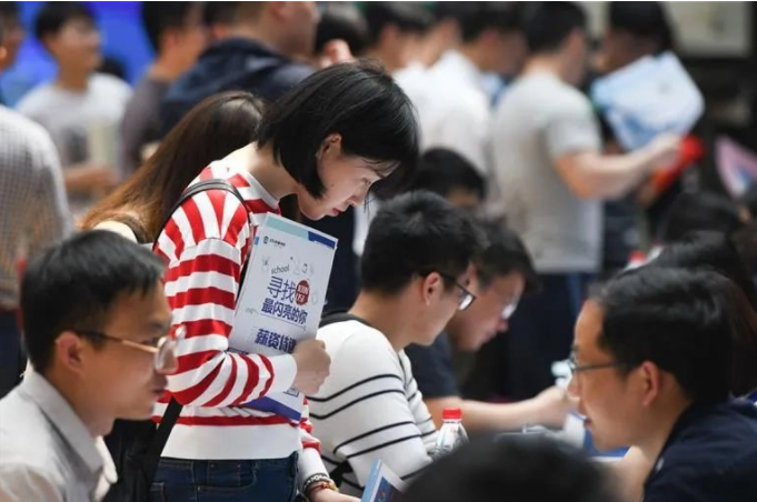 公务员考试不易，文科生却成“小能手”，这4个专业更能轻松上岸