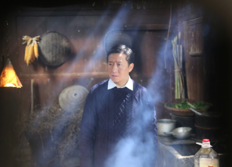 电影明星沦为阶下囚！诈骗130万被判11年，穿囚服被押往犯罪现场