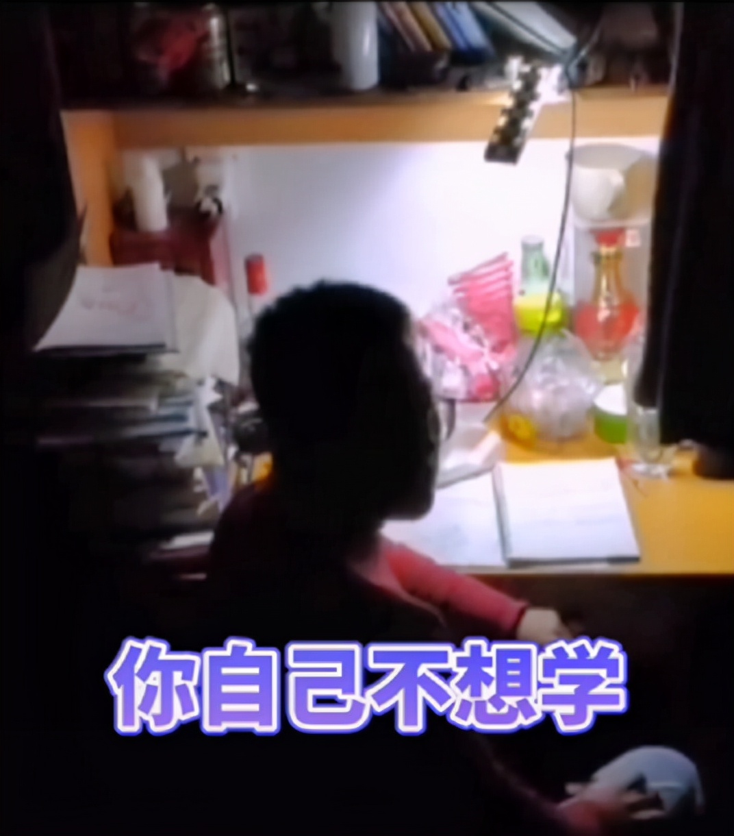男生刻苦“专升本”反被室友吐槽，你做梦考清华，别耽误我睡觉