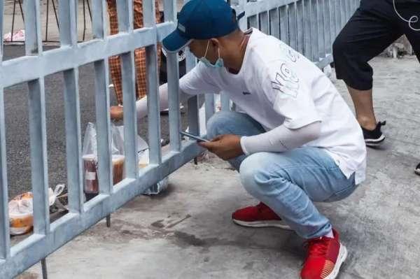 大学生假期封校，学校食堂“幸灾乐祸”，打出一行标语挑衅满满