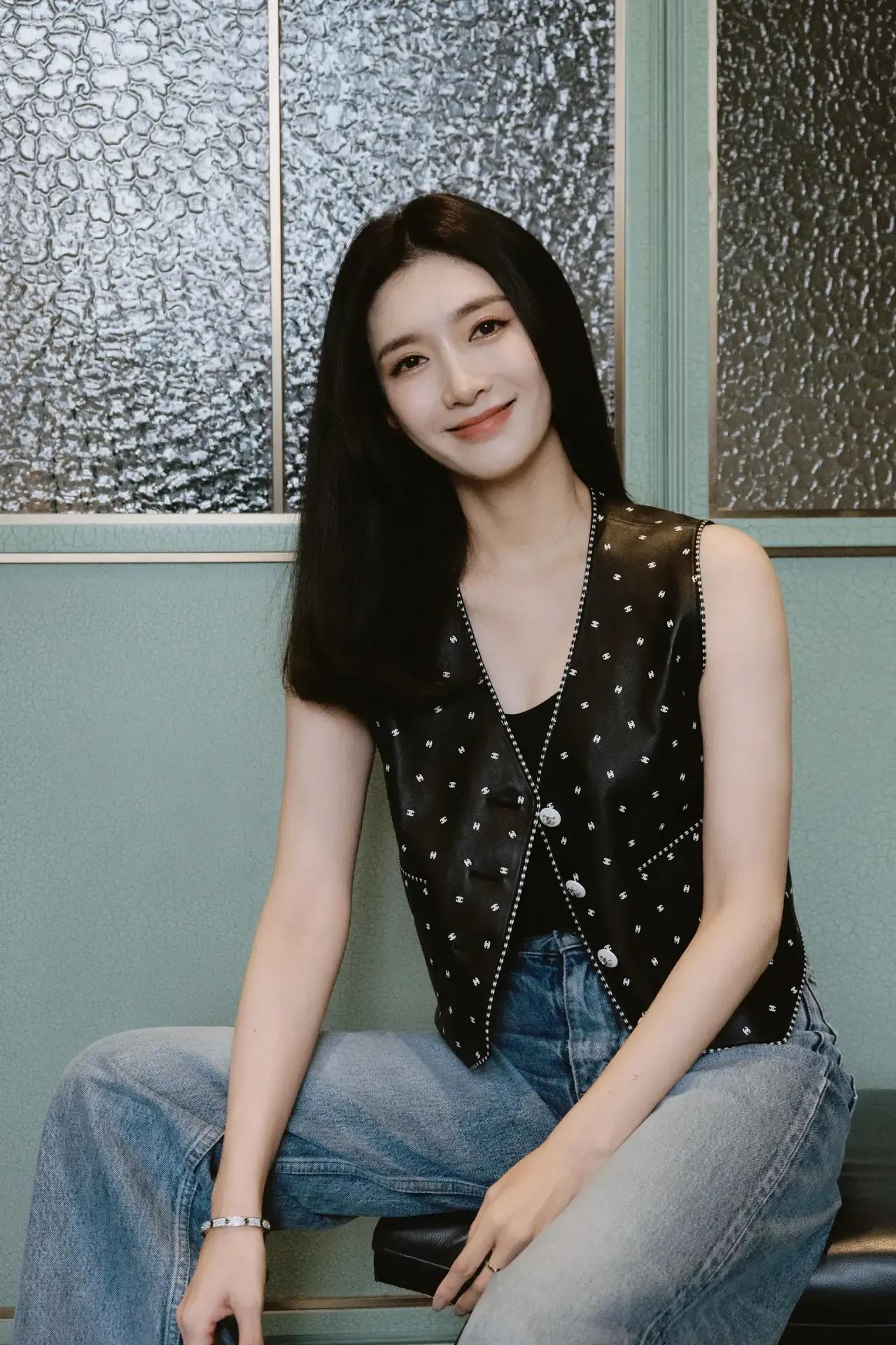 江疏影短西装搭配长裙，干练又霸气