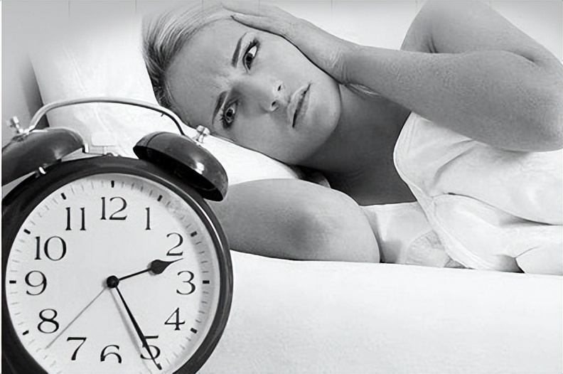 失眠的原因已发现，神经科医生：少碰“3黄”，失眠或许会改善