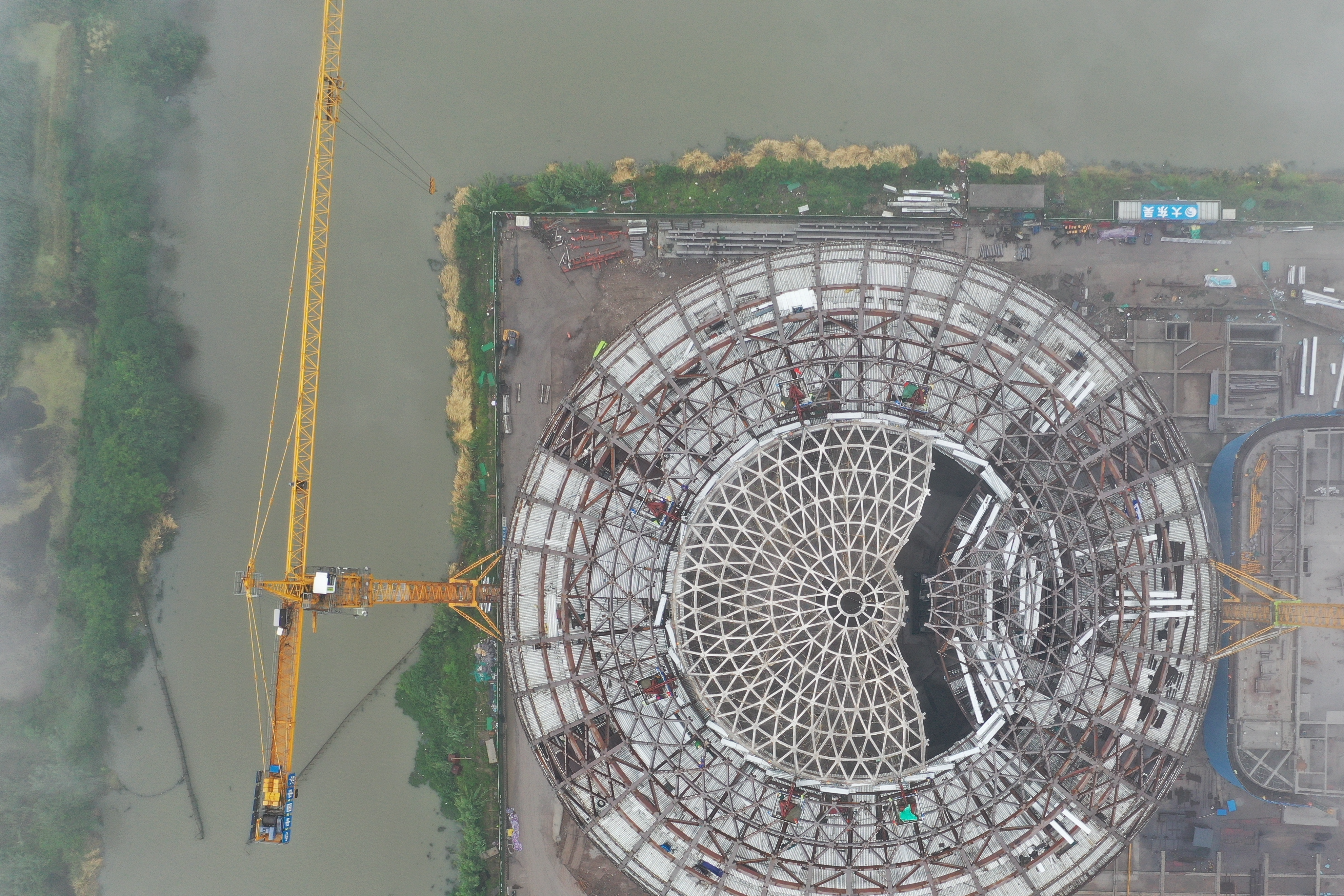 湖州南浔：全球最大球体建筑顺利完成钢结构穹顶提升