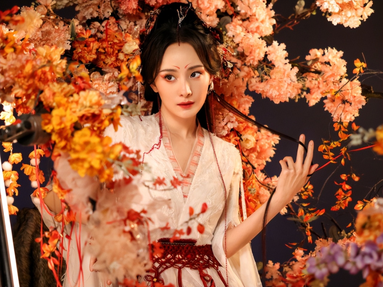 杨幂狐妖造型释出，首次尝试妖狐妆媚眼如丝超惊艳，大长腿好吸睛