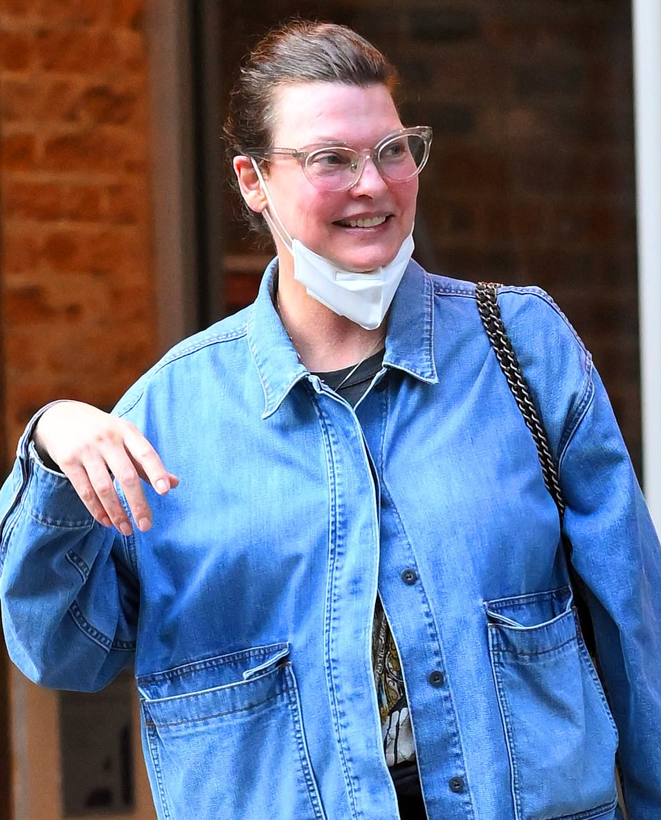 传奇超模琳达罕见出街！因整容失败而毁容，穿牛仔服亮相成了大妈